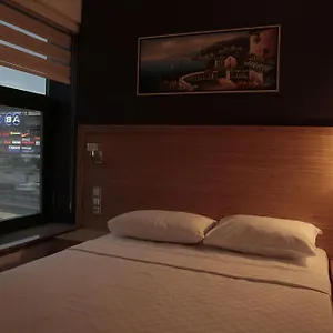 Otel Demir ***